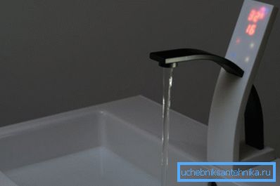 Robinet moderne avec thermostat et capteur intégrés Robinet moderne avec thermostat et capteur intégrés