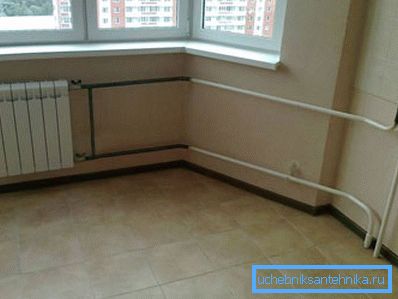 Radiateur de chauffage moderne à l'intérieur d'un appartement résidentiel.