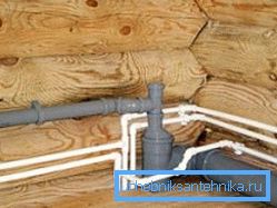 Les eaux usées créées à faire soi-même dans une maison en bois ont le plus souvent un type ouvert.