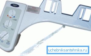 Système spécial, qui est installé sous la couverture et implémente les fonctions d'un bidet Système spécial, qui est installé sous la couverture et implémente les fonctions d'un bidet