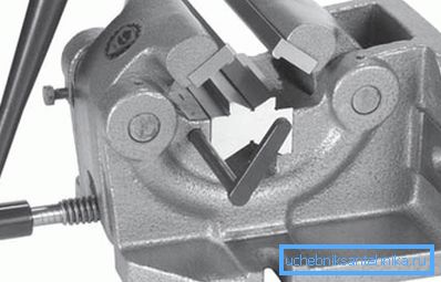 Etau spécial pour la fixation et le serrage de pièces rondes. Etau spécial pour la fixation et le serrage de pièces rondes.