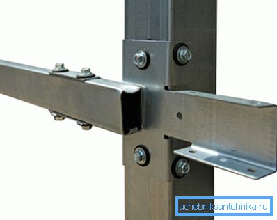 Support spécial pour la fixation des bûches sur un support vertical. Support spécial pour la fixation des bûches sur un support vertical.