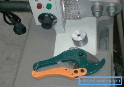 Un couteau spécial pour couper vous permet de créer une surface parfaitement plane sans déformation ni écaillement, mais même après l'avoir utilisé, les maîtres recommandent de la dénuder. Un couteau spécial pour couper vous permet de créer une surface parfaitement plane sans déformation ni écaillement, mais même après l'avoir utilisé, les maîtres recommandent de la dénuder.