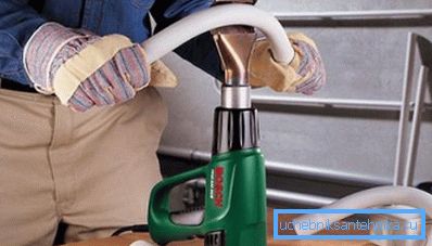 La capacité d'adoucissement peut être attribuée aux avantages - vous pouvez modifier la forme du produit de vos propres mains (ceci est montré sur la photo à l'aide d'un séchoir de bâtiment) La capacité d'adoucissement peut être attribuée aux avantages - vous pouvez modifier la forme du produit de vos propres mains (ceci est montré sur la photo à l'aide d'un séchoir de bâtiment)