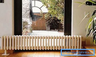 Radiateur tubulaire en acier à l'intérieur de l'habitation Radiateur tubulaire en acier à l'intérieur de l'habitation