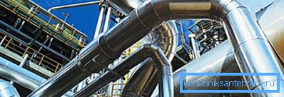 Structures en acier dans une raffinerie de pétrole Structures en acier dans une raffinerie de pétrole