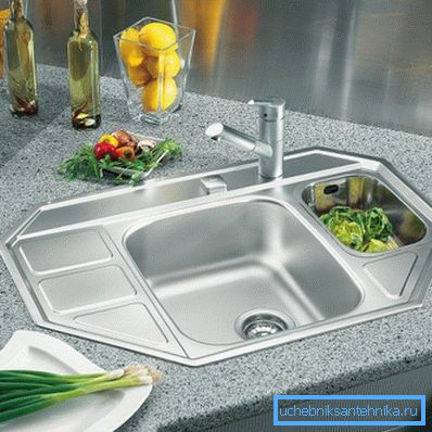 Les éviers en acier inoxydable sont des accessoires familiers des cuisines modernes. Les éviers en acier inoxydable sont des accessoires familiers des cuisines modernes.