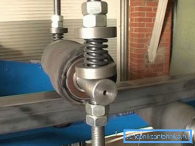 La machine pour nettoyer un tuyau profilé en métal La machine pour nettoyer un tuyau profilé en métal