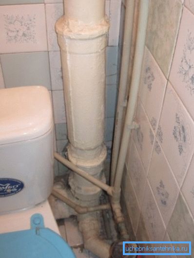 Les vieilles canalisations gâcheront l’apparence de la salle de bain, même si la chambre a été bien rénovée.