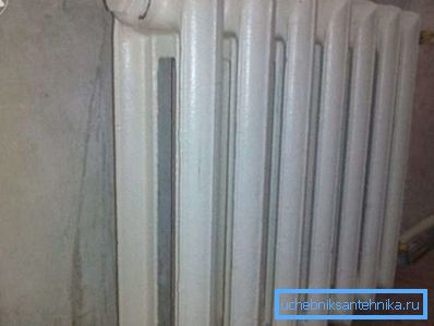 L’ancien radiateur en fonte de 7 sections depuis plus d’une douzaine d’années gère régulièrement le chauffage d’un appartement L’ancien radiateur en fonte de 7 sections depuis plus d’une douzaine d’années gère régulièrement le chauffage d’un appartement