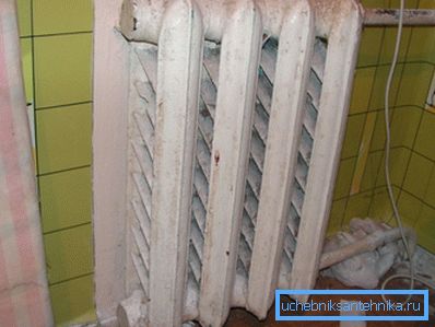 Vieux radiateur. Il semble qu'il soit temps de le remplacer. Vieux radiateur. Il semble qu'il soit temps de le remplacer.