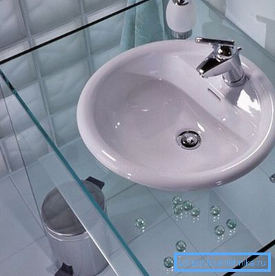Le verre donnera l'air à la salle de bain. Le verre donnera l'air à la salle de bain.