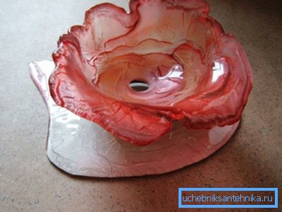 Lavabo en verre dans la salle de bain en forme de rose Lavabo en verre dans la salle de bain en forme de rose