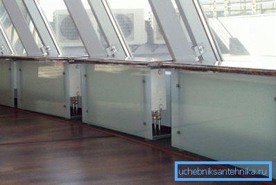 Les surfaces en verre sont pertinentes dans les bureaux: bureaux, salles de conférence Les surfaces en verre sont pertinentes dans les bureaux: bureaux, salles de conférence