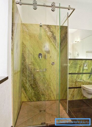 Portes coulissantes en verre dans la douche dans la salle de bain Portes coulissantes en verre dans la douche dans la salle de bain
