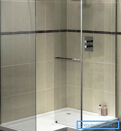La cabine de douche en verre s'adapte parfaitement à tous les intérieurs. La cabine de douche en verre s'adapte parfaitement à tous les intérieurs.