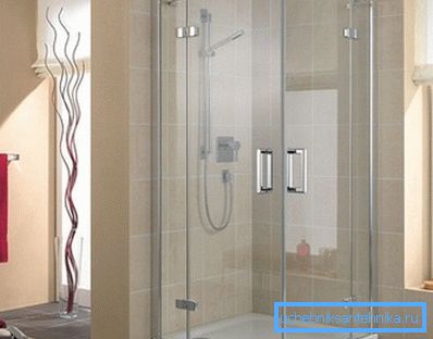 La cabine de douche en verre s'adapte à tous les intérieurs
