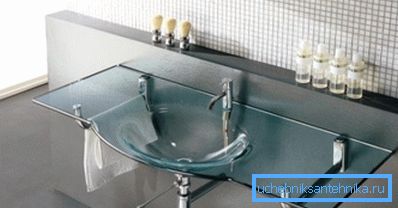 Le lavabo en verre est un exemple des tendances de la production de plomberie moderne. Le lavabo en verre est un exemple des tendances de la production de plomberie moderne.