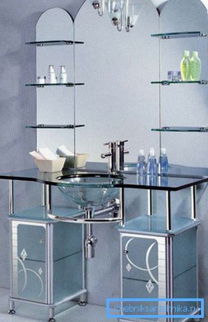 Set de salle de bain en verre. Set de salle de bain en verre.