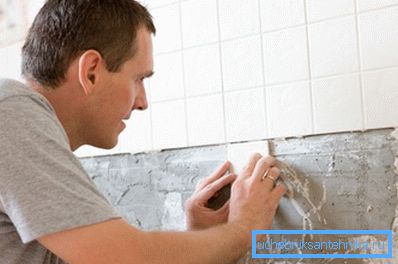 Les murs sont carrelés avec des écarts minimes.