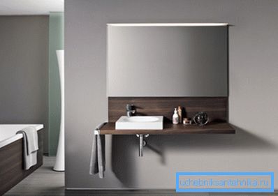 L'élégante console sous l'évier de la salle de bain occupe un espace minimal. L'élégante console sous l'évier de la salle de bain occupe un espace minimal.
