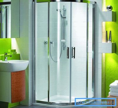 Intérieur élégant d'une salle de douche dans une maison privée Intérieur élégant d'une salle de douche dans une maison privée