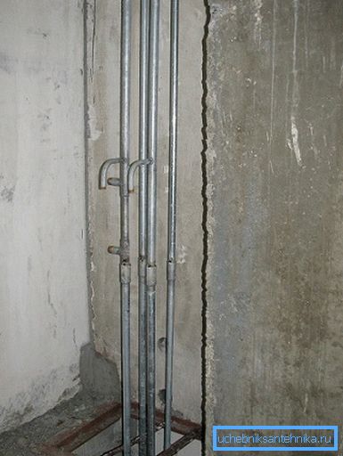 Risers de l'eau de galvanisé. Risers de l'eau de galvanisé.