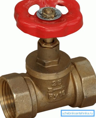 La flèche sur le boîtier indique la direction du flux d'eau. La flèche sur le boîtier indique la direction du flux d'eau.