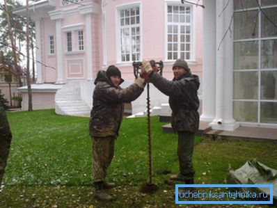 Construction de puits d'eau dans le jardin Construction de puits d'eau dans le jardin