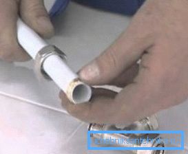 Le joint doit être traité avec du mastic. Le joint doit être traité avec du mastic.
