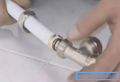 Amarrage des éléments en métal et plastique. Amarrage des éléments en métal et plastique.