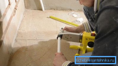 Tuyau de soudure avec raccord. Tuyau de soudure avec raccord.