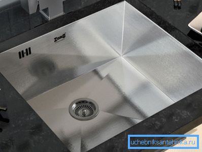 Le modèle soudé a une cuvette profonde et des murs épais. Le modèle soudé a une cuvette profonde et des murs épais.