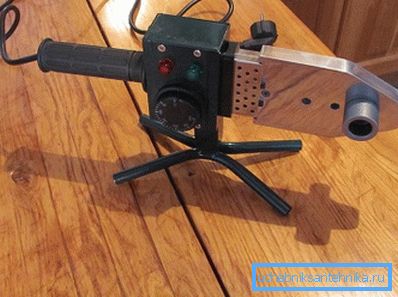 Soudeur de tuyaux en plastique sur une table en bois Soudeur de tuyaux en plastique sur une table en bois