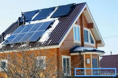 Les capteurs solaires sont installés en haut, juste en dessous - panneaux avec cellules photoélectriques
