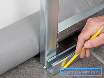 Étant donné que la construction du cadre nécessite une zone utilisable à l'intérieur, essayez de positionner le profilé aussi près que possible des tuyaux.