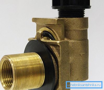 Voici comment les pièces de l'adaptateur sont connectées. Voici comment les pièces de l'adaptateur sont connectées.