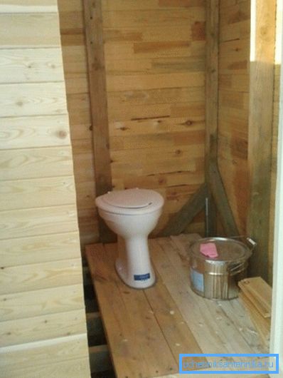 On dirait une toilette de campagne avec une toilette On dirait une toilette de campagne avec une toilette