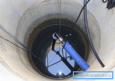 Cela ressemble à un puits avec un tuyau d’alimentation et une pompe submersible abaissée. Cela ressemble à un puits avec un tuyau d’alimentation et une pompe submersible abaissée.