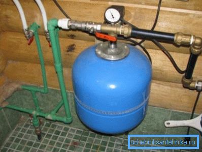 Cela ressemble à un petit hydroaccumulateur. Cela ressemble à un petit hydroaccumulateur.