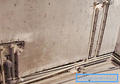 C’est ainsi que la pose de la canalisation cachée dans les murs avec stroboscopique C’est ainsi que la pose de la canalisation cachée dans les murs avec stroboscopique