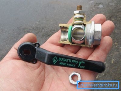 Voici à quoi ressemble un robinet à tournant sphérique dans une section de 3: 4 pouces. Voici à quoi ressemble un robinet à tournant sphérique dans une section de 3: 4 pouces.