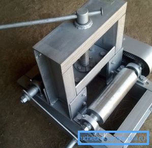 Cela ressemble à une cintreuse de tubes profilés, un dispositif pour des produits de forme ronde a une configuration différente Cela ressemble à une cintreuse de tubes profilés, un dispositif pour des produits de forme ronde a une configuration différente