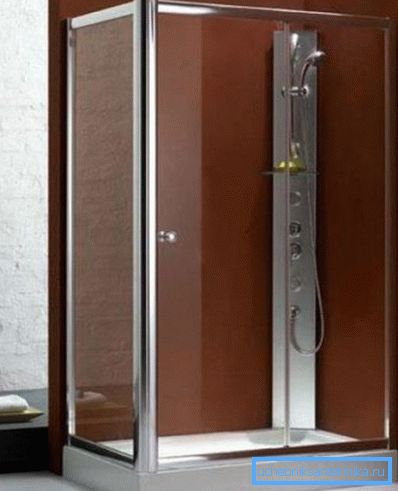 Voici à quoi ressemblent les écrans de douche à cadre avec receveur 80x120.