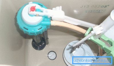 Voici à quoi ressemble un réservoir de toilette à bouton poussoir. Voici à quoi ressemble un réservoir de toilette à bouton poussoir.