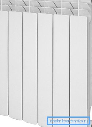 Cette conception ne pèse pas 10 kilogrammes, mais son poids peut être corrélé avec un bord d'un radiateur en fonte Cette conception ne pèse pas 10 kilogrammes, mais son poids peut être corrélé avec un bord d'un radiateur en fonte