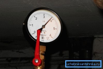Un tel manomètre se trouve dans chaque sous-sol d'un immeuble à plusieurs étages. Un tel manomètre se trouve dans chaque sous-sol d'un immeuble à plusieurs étages.