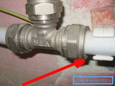 Les fuites sous l’écrou sous l’eau chaude sont un problème courant des joints de compression sur le métal-plastique. Les fuites sous l’écrou sous l’eau chaude sont un problème courant des joints de compression sur le métal-plastique.