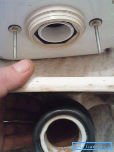 Cuvette de toilette avec brassard Cuvette de toilette avec brassard