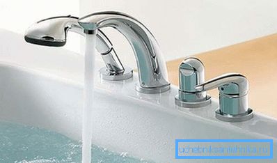 La température et la pression de l'eau sont régulées par une poignée La température et la pression de l'eau sont régulées par une poignée